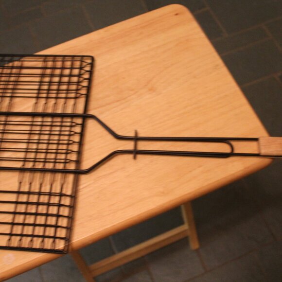 Grill Hamburger Basket with Wooden Handle - Picture 2 of 3